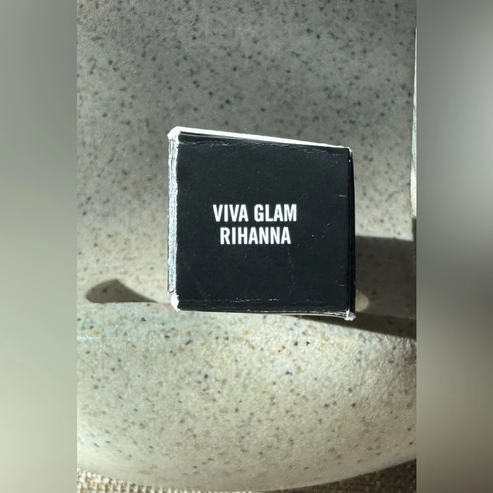 MAC x Rihanna - Viva Glam Lipglass - LIMITED-EDITION✨ 🍒 - Picture 4 of 10